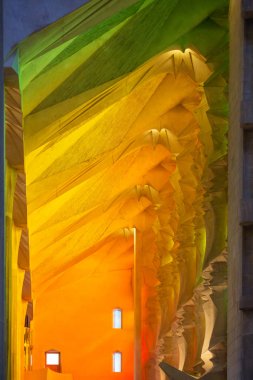 Barcelona, İspanya - 27 Mart 2018: Basilica tapınak Expiatori de la Sagrada Familia veya Bazilikası ve Barcelona, İspanya Kutsal Aile Kilisesi Expiatory bütünlüğü cam pencerelerden güzel ışık.