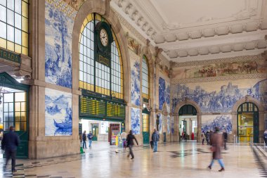 Porto, Portekiz - 16 Ocak 2018: İnsanlar Sao Bento Tren İstasyonu'na giriş. 1905-1916 kalma yaklaşık 20.000 azulejo taşla süslenmiş