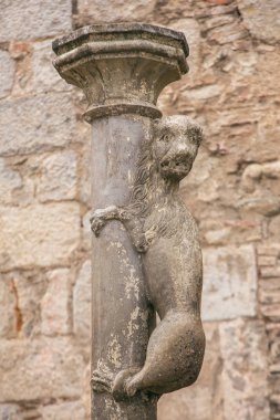 Dişi aslan alt heykelin, sembol Girona şehir, Catalonia, İspanya