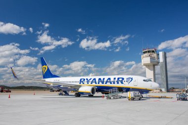 Girona, İspanya - 29 Mart 2018: Ryanair havayolu uçak Boeing 737 Girona havaalanına güneşli gün içinde