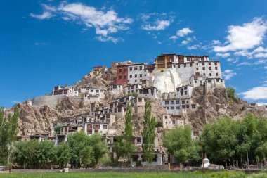 Himalaya dağları manzarasına sahip Spituk Manastırı. Ünlü bir Budist tapınağı Ladakh, Jammu ve Keşmir, Hindistan Spituk Gompa olduğunu.