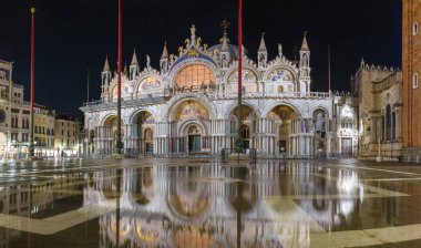 Bazilika yüksek gelgit veya aqua sırasında gece yansıması ile Venedik'te San Marco meydanında Meydanı deniz suyu ile sular altında alta,