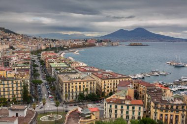Napoli, Napoli Körfezi ve Vezüv limanda görünümünü Panoraması. Campania Bölge. İtalya. Bulutlu gün