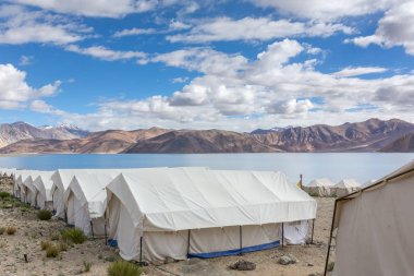Pangong teknik destek Lake Ladakh, Hindistan turizm kampında tented.