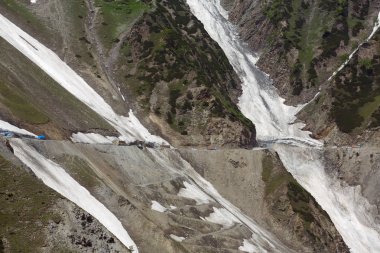 Srinagar, Jammu ve Keşmir, Hindistan Kargil arasındaki Zojila geçişte trafik
