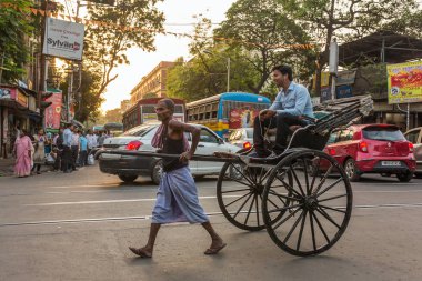 Kolkata, Hindistan - 11 Nisan 2017: geleneksel el Kalküta, Batı Bengal, Hindistan sokakta çalışan Hint çekçek sürücüsü çekti