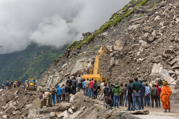 Манали, Индия - 19 июля 2017 года: Оползень на шоссе Манали - Лех в районе пропуска Рохтанг, Химачал-Прадеш, Индия
.