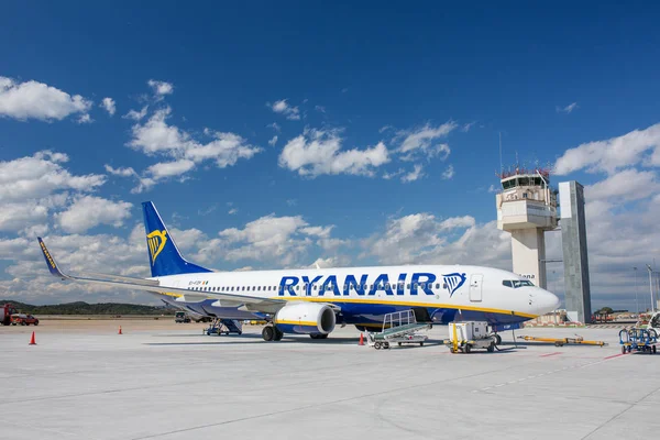 晴れた日のジローナ空港にジローナ スペイン 2018 ライアン航空会社飛行機ボーイング 737 — ストック写真