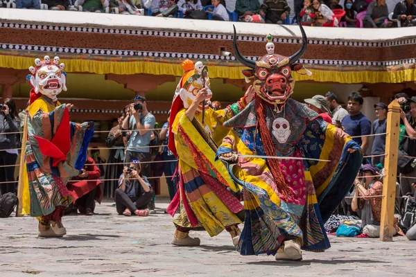 Leh Hindistan Haziran 2017 Maskeli Tanımlanamayan Keşiş Gerçekleştirmek Tibet Budizmi — Stok fotoğraf