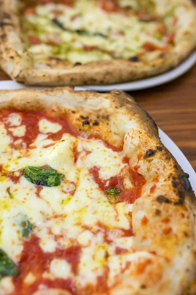 Originale Pizza Margherita Napoletana Servita Nel Ristorante Napoletano — Foto Stock