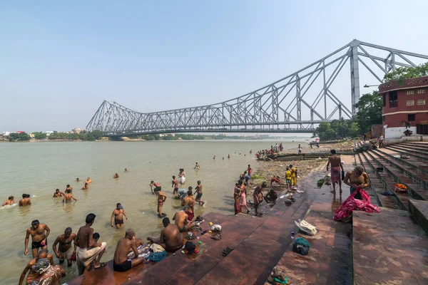 Kolkata India April 2017 Unidentified Indische Mensen Nemen Bad Hooghly — Stockfoto