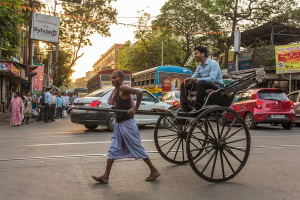 Kolkata India Abril 2017 Conductor Indio Tradicional Rickshaw Que Trabaja —  Fotos de Stock