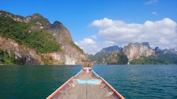 Houten traditionele longtail boot op Cheow Lan meer in Khao Sok National Park — Stockvideo