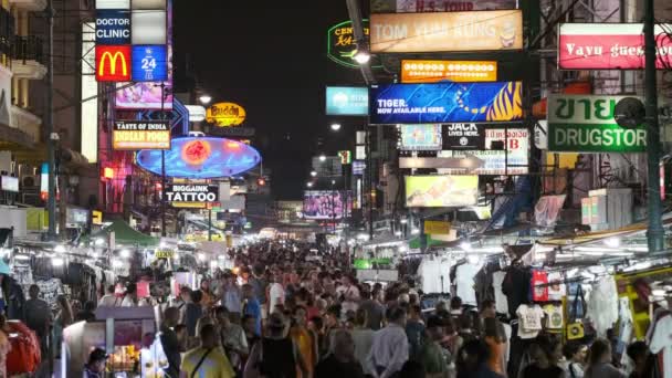 Beroemde backpackers straat Khao San Road in Bangkok, Thailand — Stockvideo