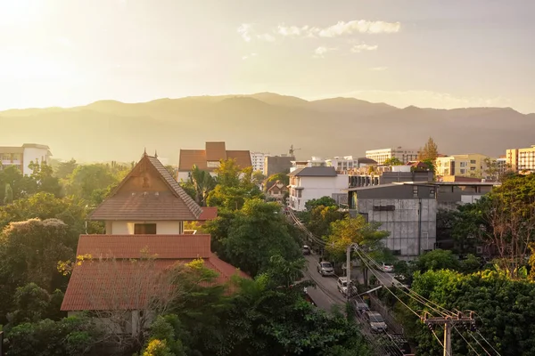 Chiang Mai városkép egy Doi Suthep hegy a háttérben naplementekor, Thaiföld — Stock Fotó