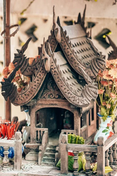 Holzschnitzerei Spirituosenhaus in Thailand — Stockfoto