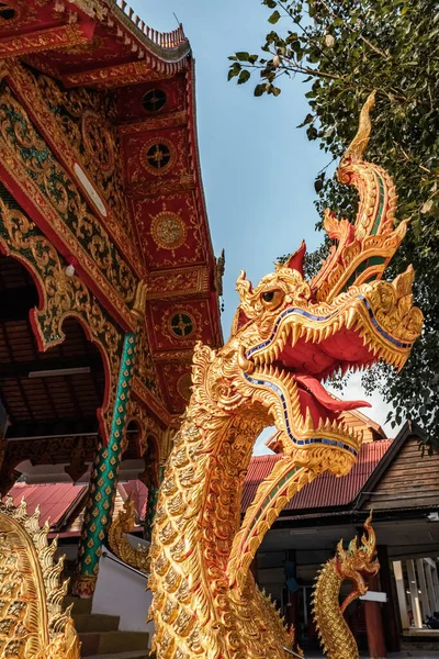 Drachenwache am Eingang des thailändischen buddhistischen Tempels — Stockfoto