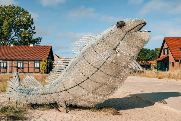 A escultura de peixes criada por artistas e voluntários usando garrafas de plástico encontradas no mar — Fotografia de Stock