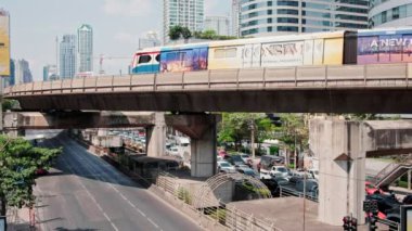 Bts skytrain Bangkok, Tayland yoğun yol üzerinde çalışıyor