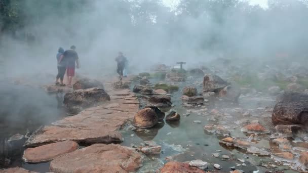 Hot άνοιξη στο εθνικό πάρκο Τσε Σον, Βόρεια Ταϊλάνδη — Αρχείο Βίντεο