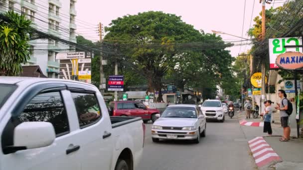 Verkehr im Stadtzentrum von Chiang Mai, Nordthailand — Stockvideo