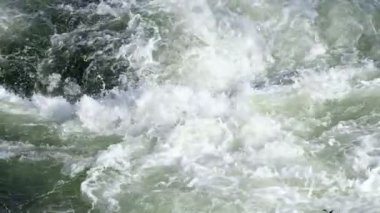 Yavaşça akan suyun soyut arkaplanını kapat