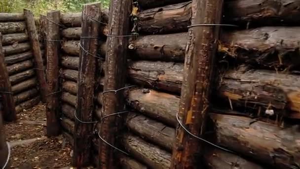 БТР, движущийся вдоль деревянной траншеи или лунки, используемой военными во время войны — стоковое видео