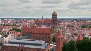 Gdansk 'taki Aziz Meryem Kilisesi' nin olduğu eski kasabanın havadan görünüşü.