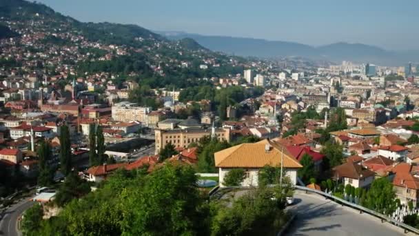 Luftaufnahme der Skyline von Sarajevo im Sommer in Bosnien und Herzegowina — Stockvideo