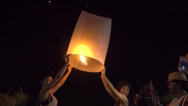 신원이 밝혀 지지 않은 사람들 이 태국에서 열리는 이 펭 축제 기간에 하늘을 밝히다. — 비디오