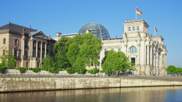 Edificio del Reichstag Gobierno alemán y río Spree en Berlín — Vídeos de Stock