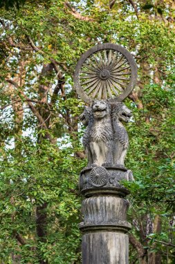 Dharma 'nın Ashoka çarkı Tayland' da dört aslan başı üzerinde.