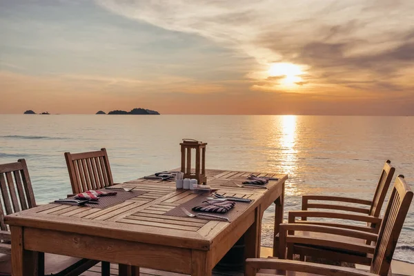 Caffè all'aperto sulla spiaggia durante il tramonto sull'isola di Koh Chang, Thailandia . — Foto Stock
