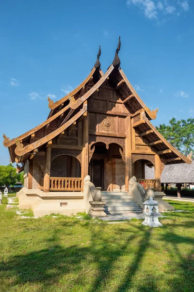 Wat Khuang Kom thai lanna träbuddisttempel i Lampang, Thailand. — Stockfoto