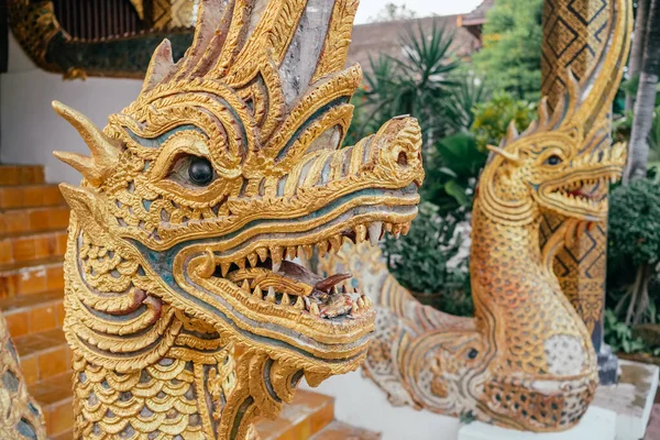 Статуя стражи дракона у входа в буддийский храм в Таиланде — стоковое фото