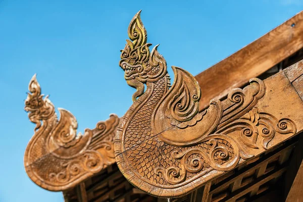 Houten draken gesneden decoratie op het dak van boeddhistische tempel, Thailand. — Stockfoto