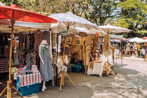 Şık modern tasarımcılar Kuzey Tayland, Chiang Mai 'de giyim pazarı — Stok fotoğraf