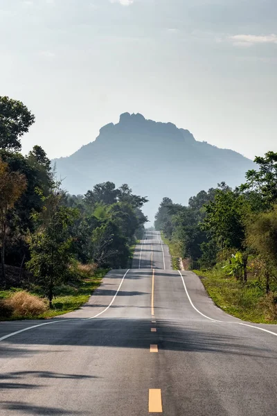 Estrada de asfalto vazio na paisagem Tailândia — Fotografia de Stock