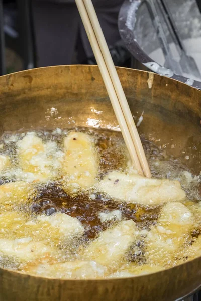 Banana frita em uma panela com óleo quente — Fotografia de Stock