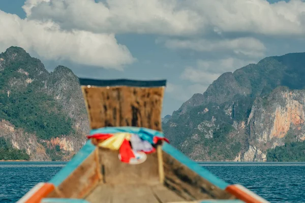 Wooden traditional thai longtail boat on Cheow Lan lake in Khao Sok National Park — Stock Photo, Image