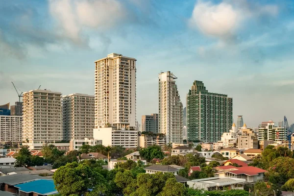 Casas residenciales modernas en zona verde de Bangkok —  Fotos de Stock