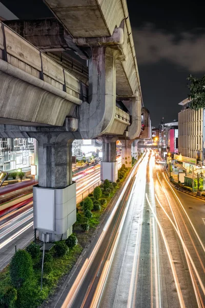 Traffico sulla strada Rama I all'incrocio di Pathumwan a Bangkok, Thailandia — Foto Stock