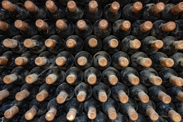 Bottiglie di vino impilati in cantina vecchio sfondo primo piano — Foto Stock