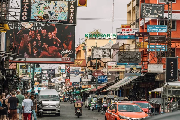 Famosa calle de mochileros Khao San Road en Bangkok, Tailandia . —  Fotos de Stock