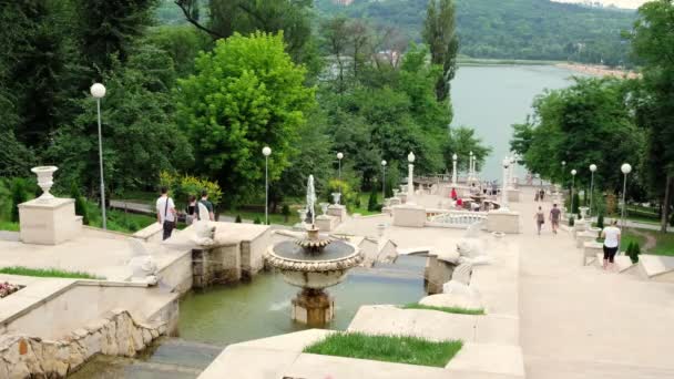 Moldova 'nın Chisinau kentindeki Valea Morilor Parkı' ndaki Scara Cascadelor çeşmesi. — Stok video