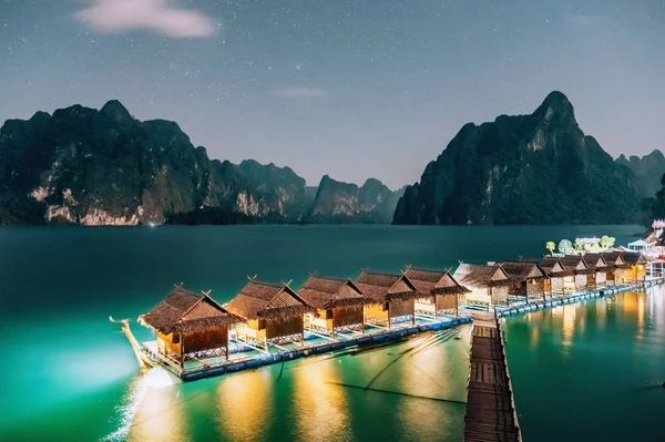 Flottans hus på Cheow Lan sjön på natten i Khao Sok nationalpark — Stockfoto