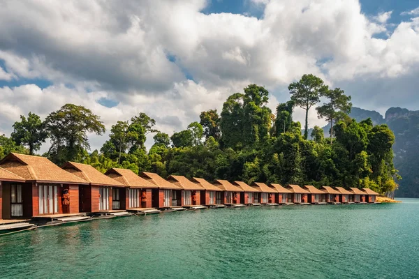Raft hus på Cheow LAN Lake i Khao Sok National Park — Stockfoto