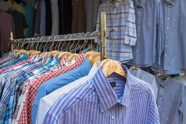 Camisas usadas en la tienda de segunda mano —  Fotos de Stock