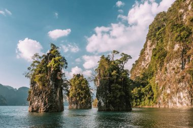 Khao Sok Ulusal Parkı 'ndaki Cheow Lan Gölü' ndeki sudan yükselen güzel kireçtaşı kayalıkları.