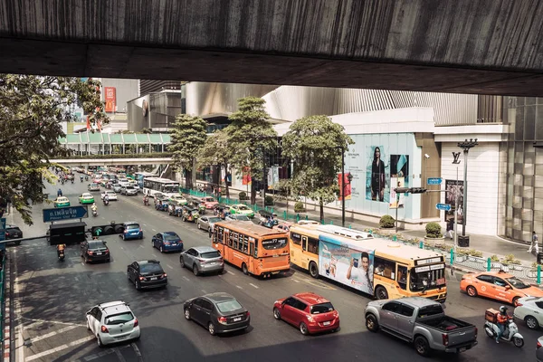 Traffico sull'incrocio stradale trafficato a Bangkok, Thailandia . — Foto Stock